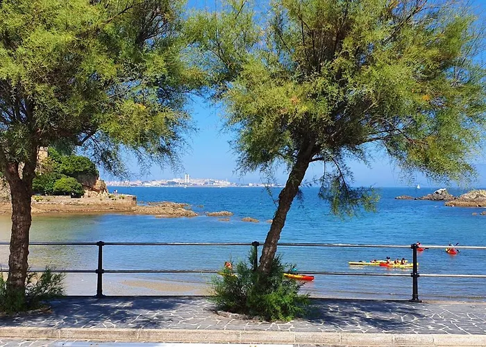 Centro Pueblo Santa Cruz - Oleiros - A Coruna *